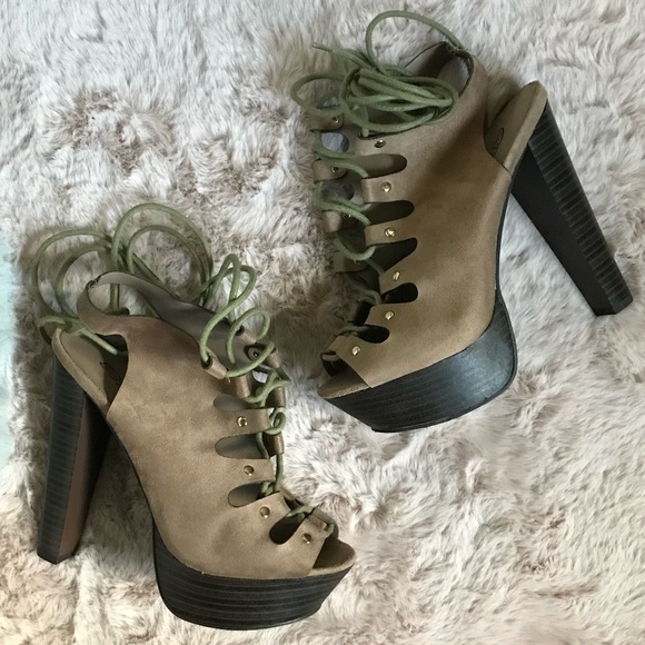 Breckelle Betsey lace up platform heel - Picture 2 of 8